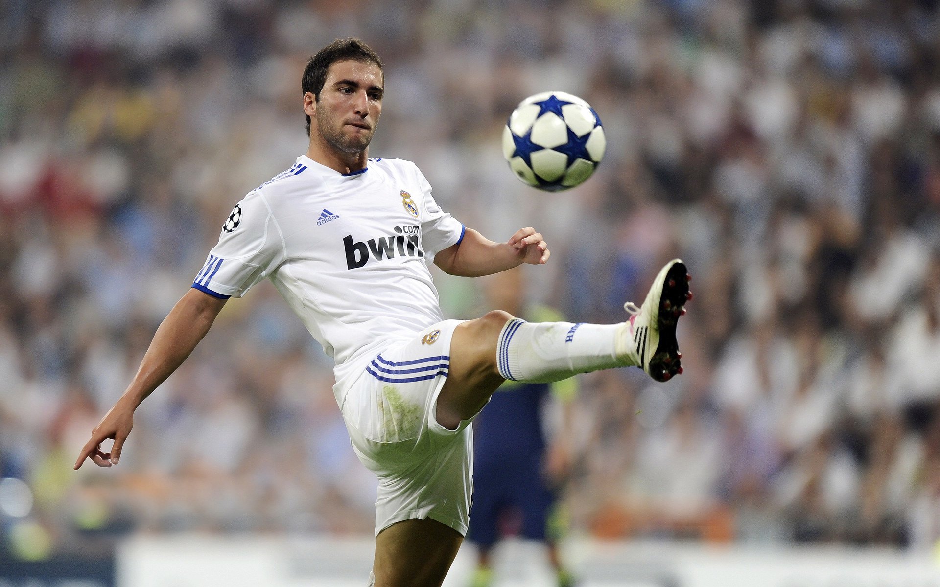 开云APP-比赛中发生的重要瞬间成为球迷热议的焦点，比赛当中